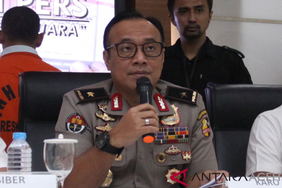 Polri mulai berlakukan tilang bagi pengemudi sambil merokok