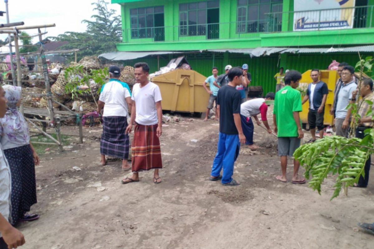 Warga tanami pohon pisang jalan ke Pasar Kediri