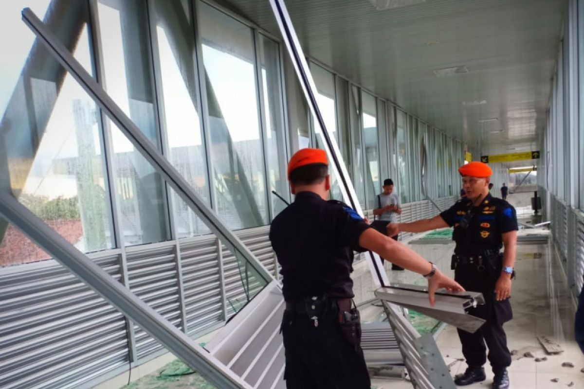 Dua blok kaca "skybridge" Solo rusak dihantam angin