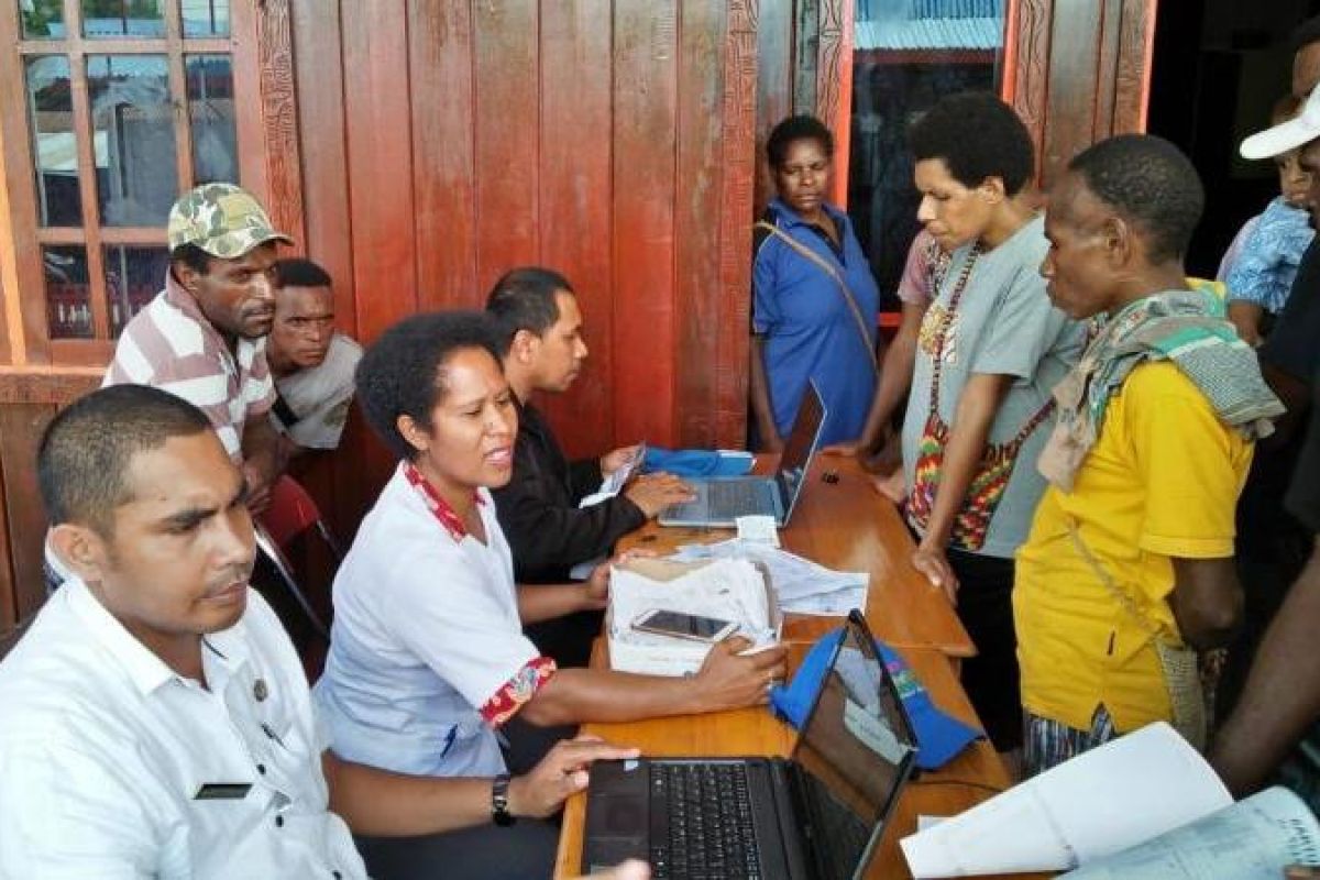 Sekber bayarkan dana Bangga Papua kepada warga Asmat