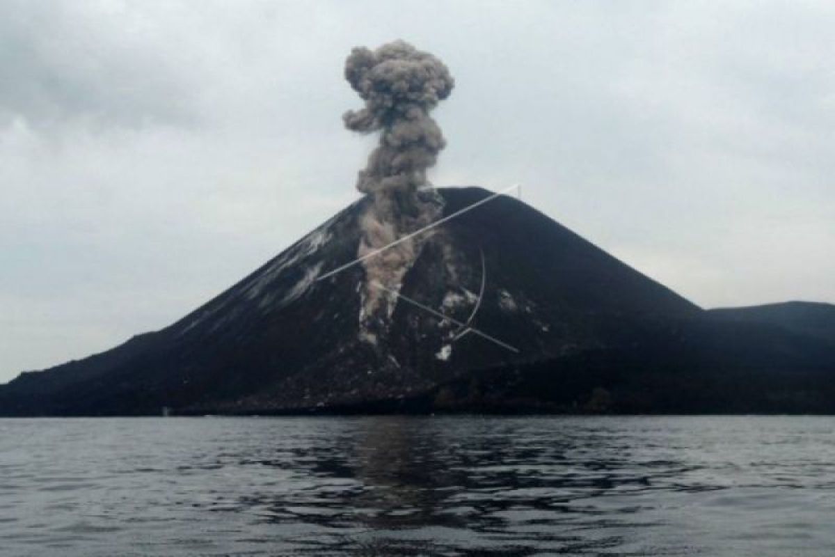 Gunung Anak Krakatau alami kegempaan tremor menerus