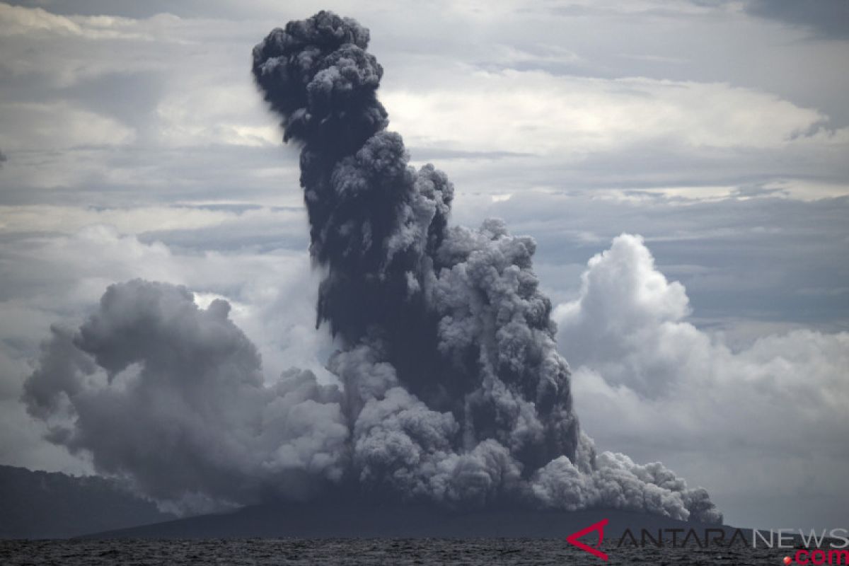 Mt. Anak Krakatau erupts, spewing 1,000-meter-high ash column