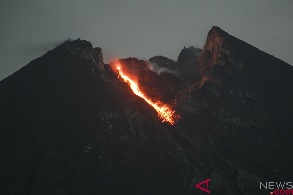 Merapi Muntahkan Dua Kali Guguran Lava Pijar