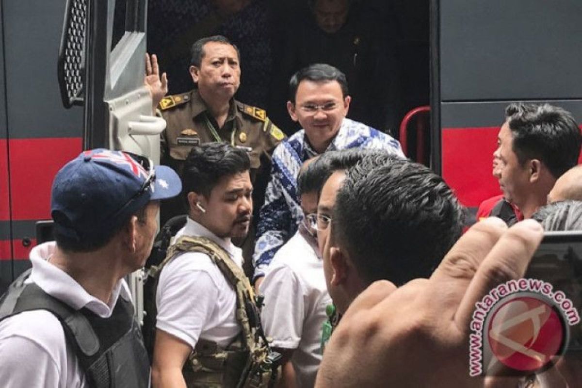 Pendukung kecewa karena Ahok keluar dari pintu belakang Mako Brimob