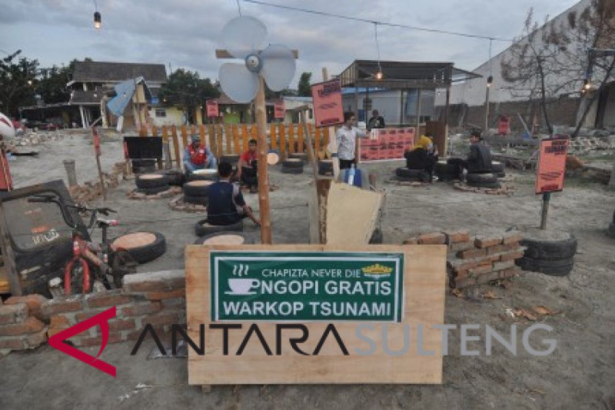 Pedagang kembali berjualan di pantai Talise Palu