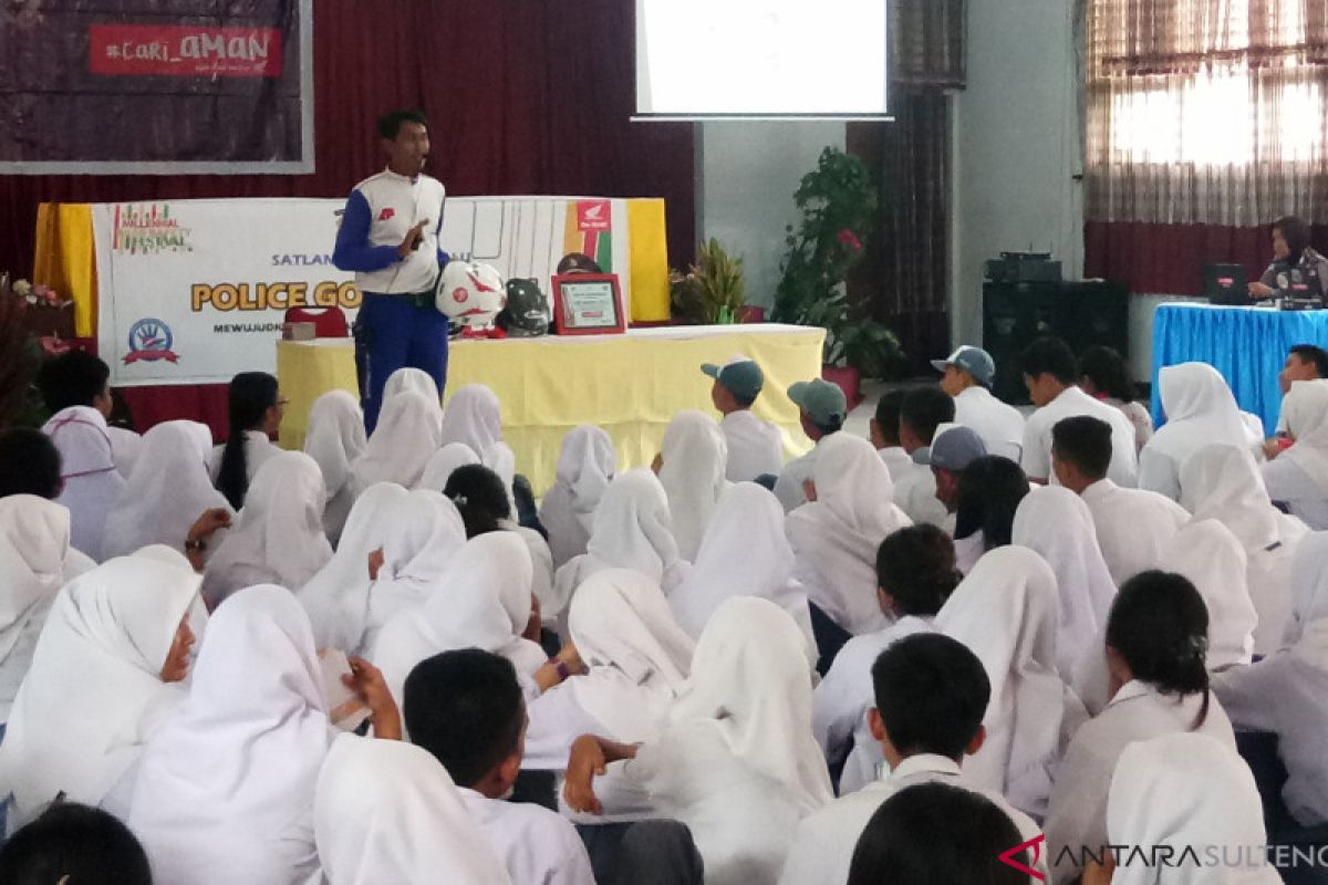 Belajar #Cari_Aman saat naik motor bersama pelajar SMK Negeri 1 Palu