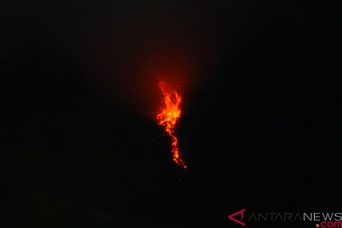 Merapi semburkan lava pijar, warga Stabelan ronda