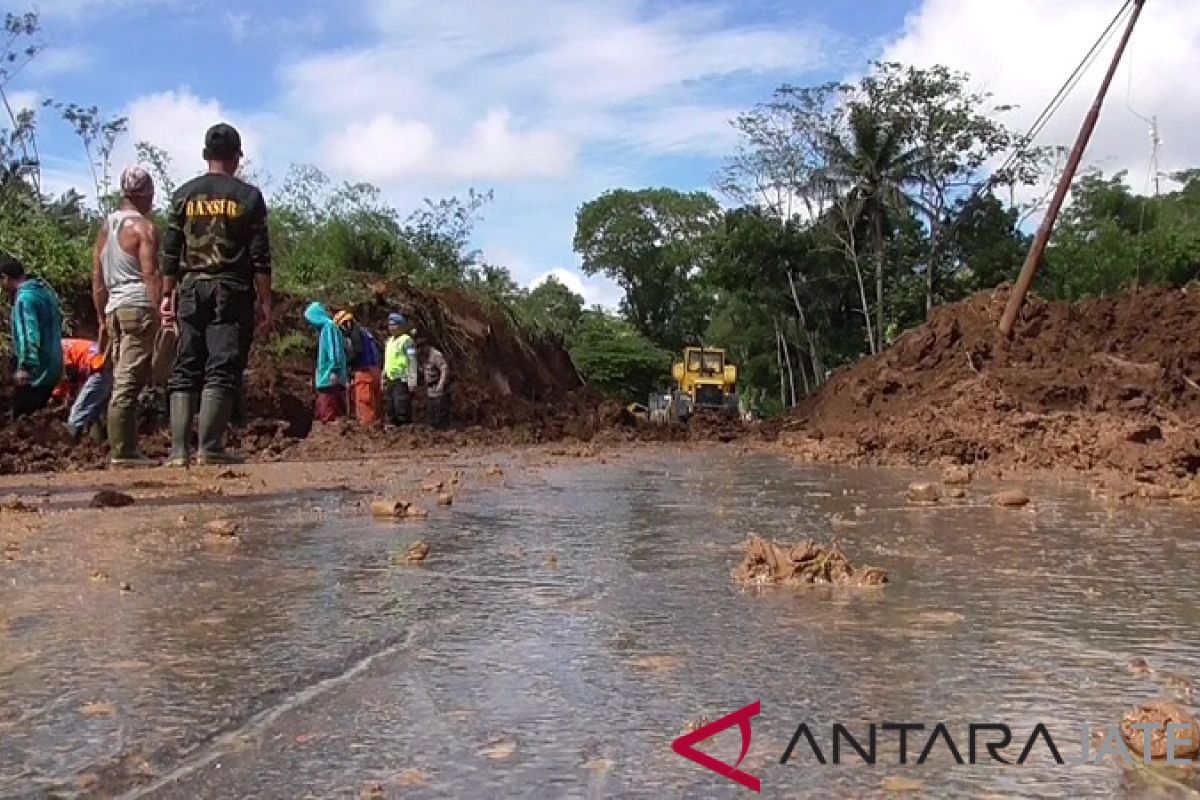 Pengerukan material longsor Jalan Magelang-Purworejo capai 80 persen