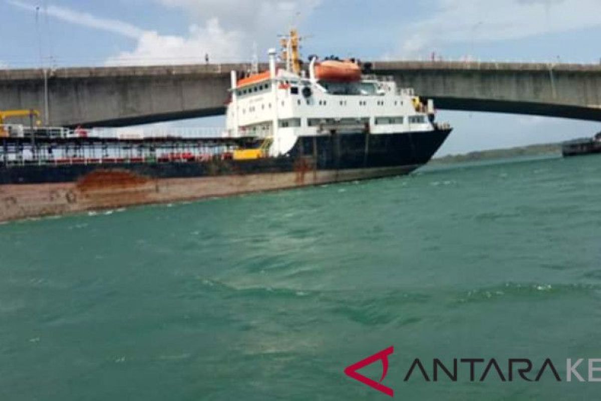 Saksi mata: Tanker tabrak jembatan Barelang belum bisa dilepas