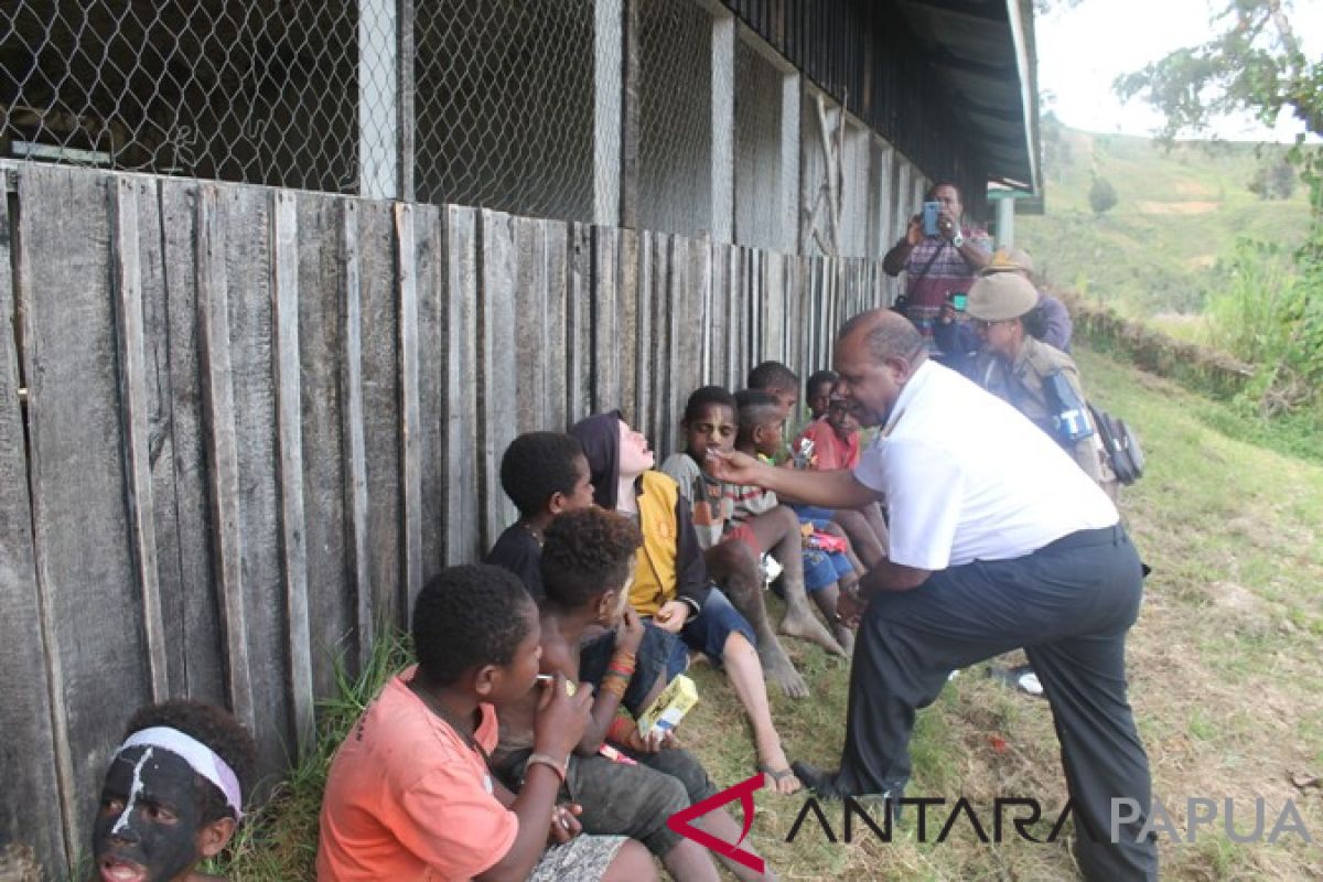 Bupati dan Wabub Jayawijaya motiviasi warga terima imunisasi MR