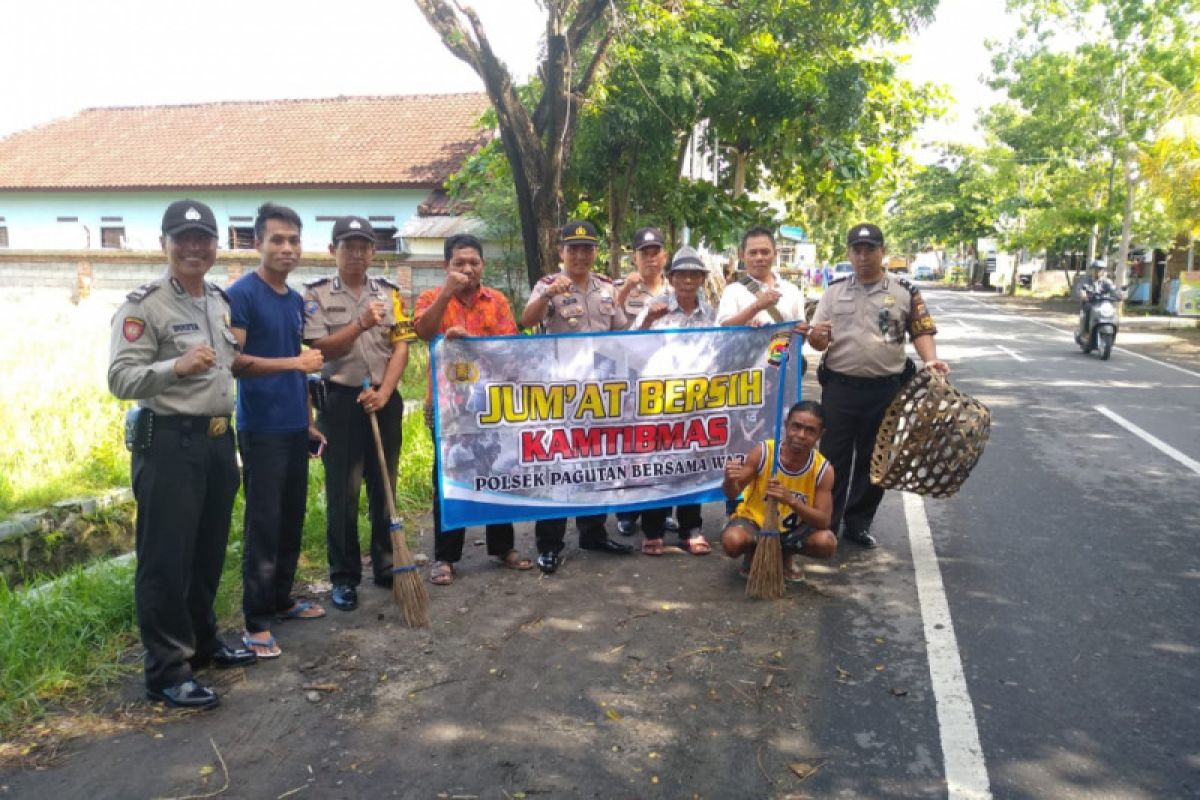 Polsek Pagutan gelar "Jumat Bersih"