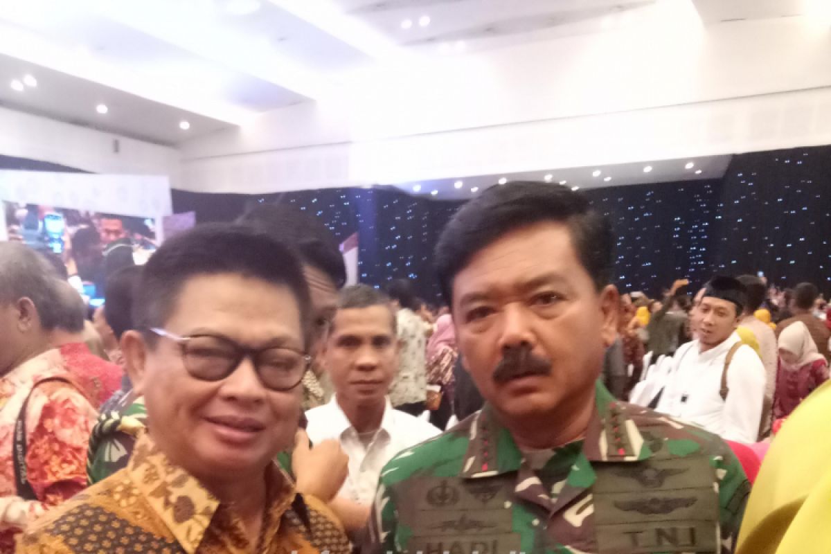 Peduli Olahraga, Gubernur Raih Penghargaan dari SIWO PWI Pusat