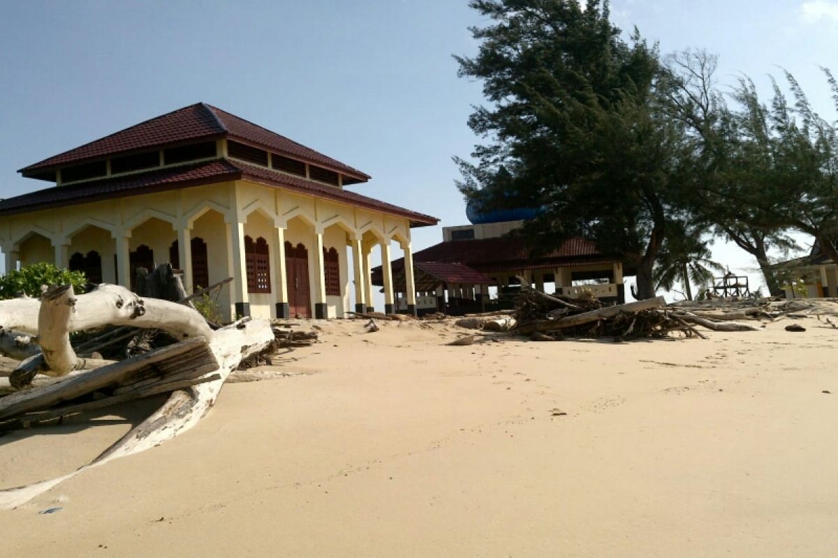 Abrasi terus mengikis Pantai Ujung Pandaran, objek wisata religi terancam