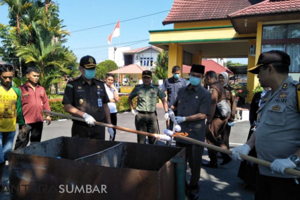 Kejari Pasaman musnahkan barang bukti narkotika dan judi