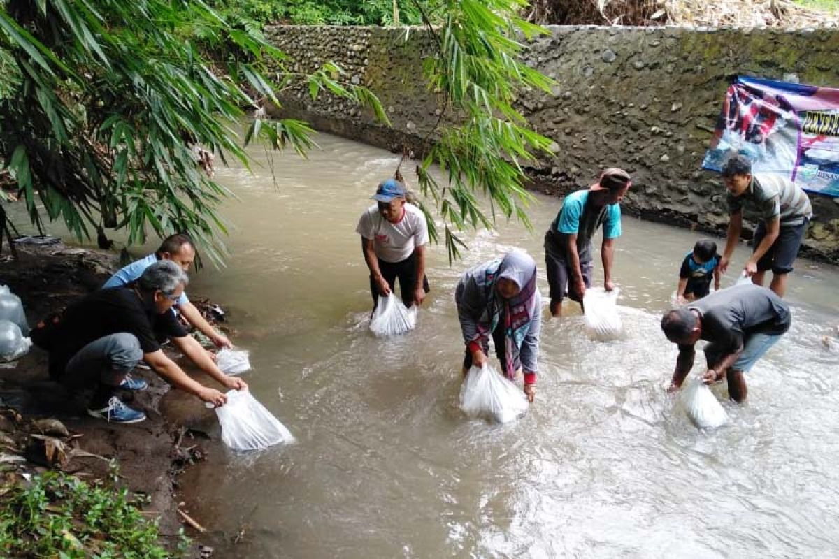 8.000 benih ikan ditebar di Sungai Gringsing Purbalingga