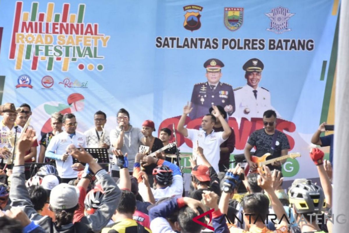 Penggemar sepeda ontel di Batang meriahkan "Millenial Road Safety"