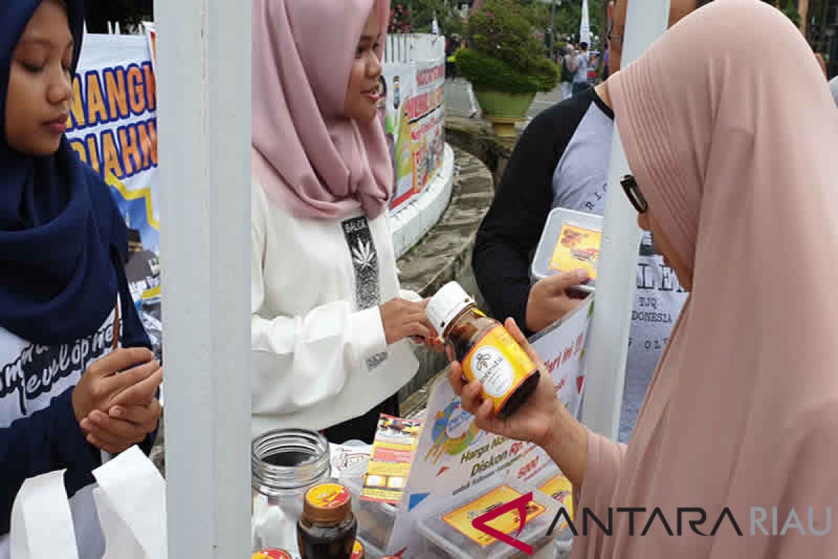 Masyarakat Riau Bisa Nikmati Madu Hutan Asli Lansung dari Sarang Lebah