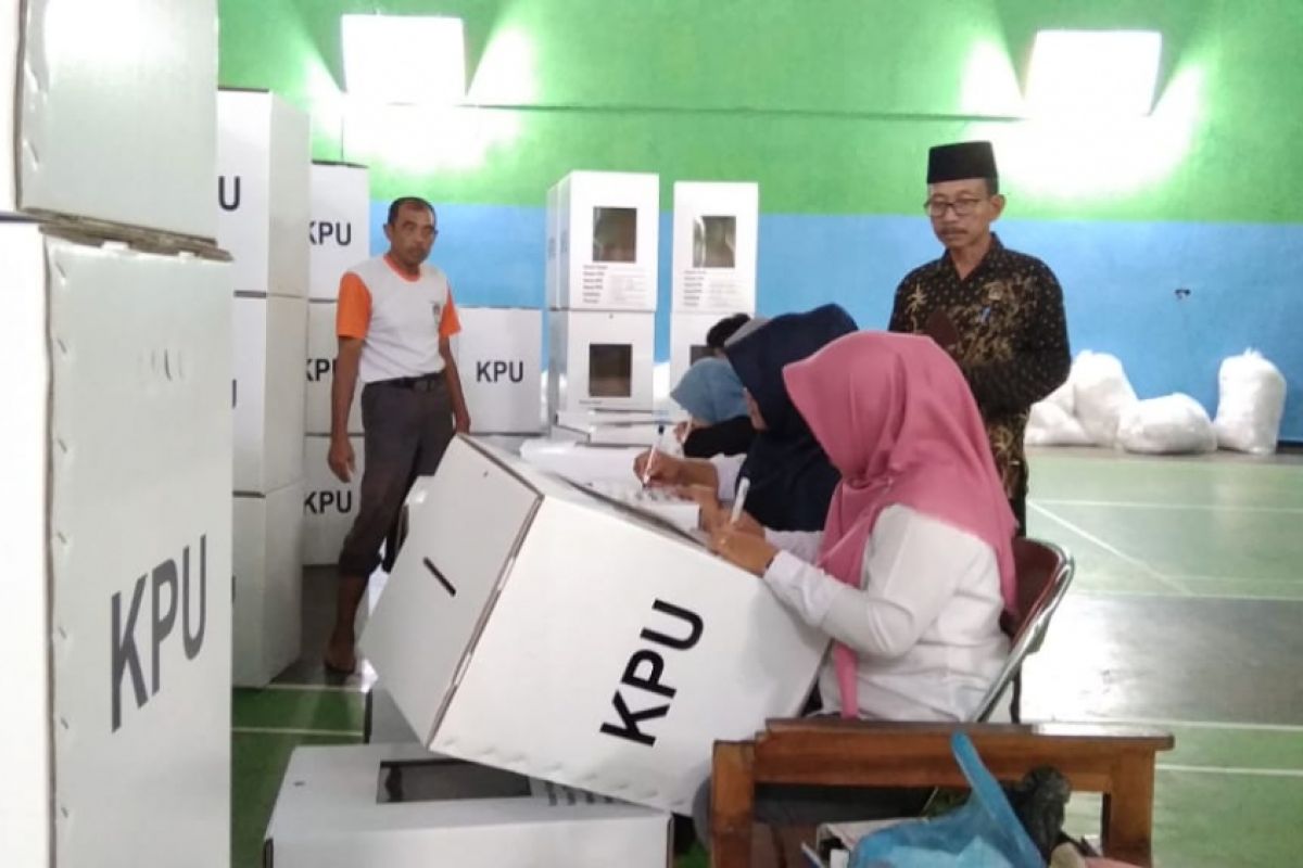 KPU Metro lakukan penomoran dan penulisan alamat TPS di kotak suara