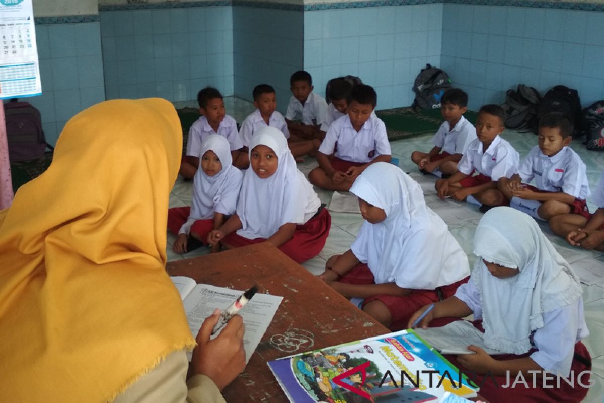 Siswa SD negeri di Kudus belajar di musala