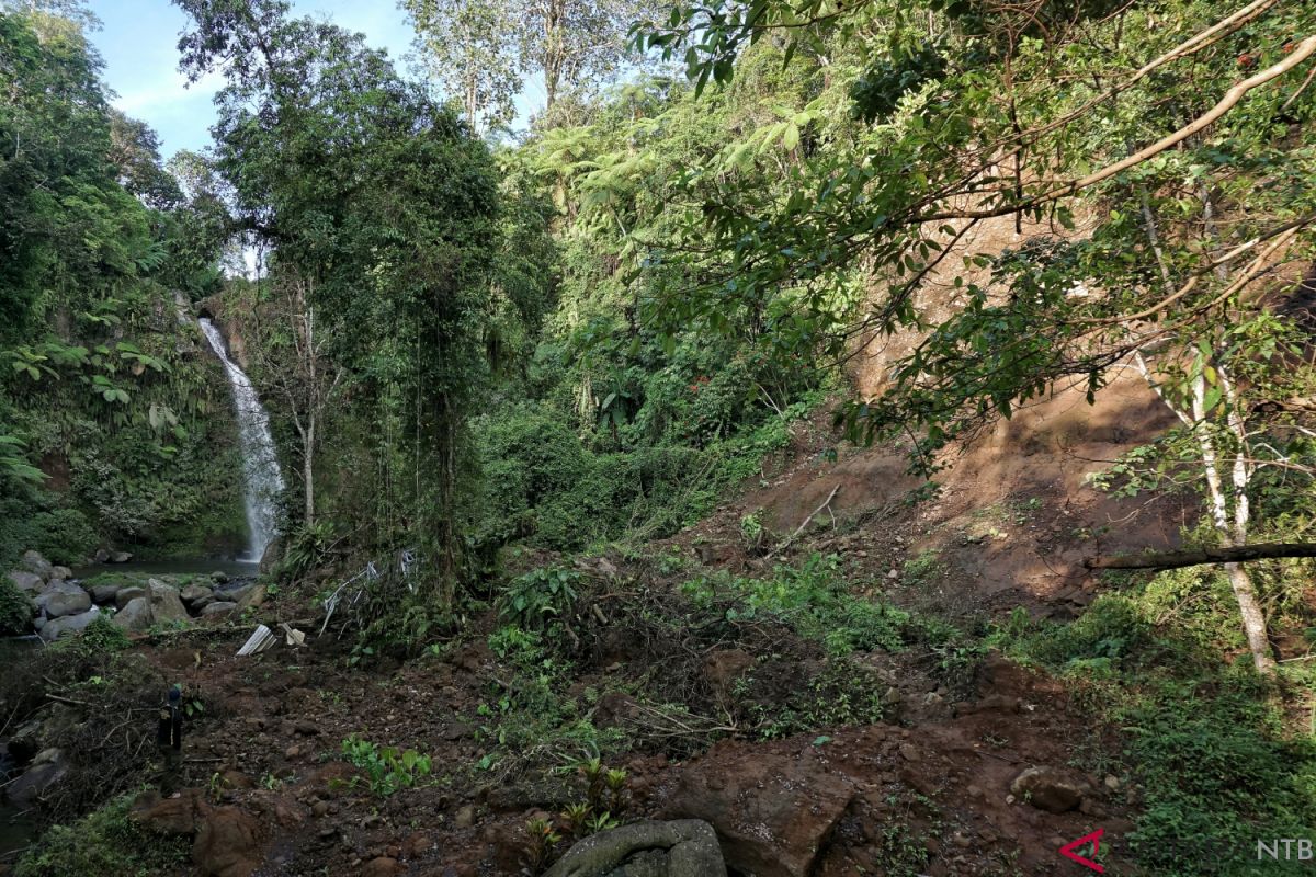 Fasilitas wisata Air Terjun Segenter tertimbun longsor