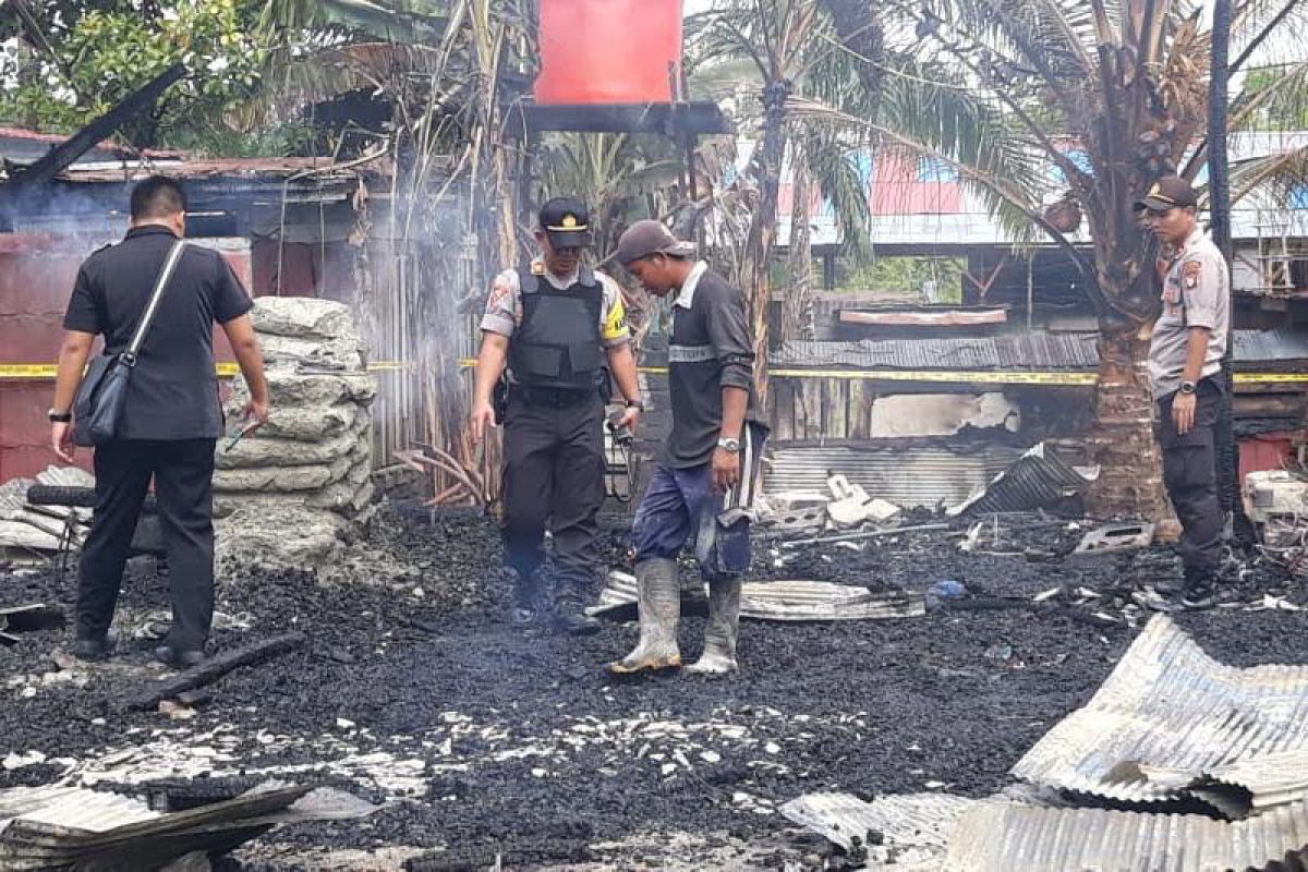 Anak bakar kasur, rumah dan pabrik batako ikut terbakar