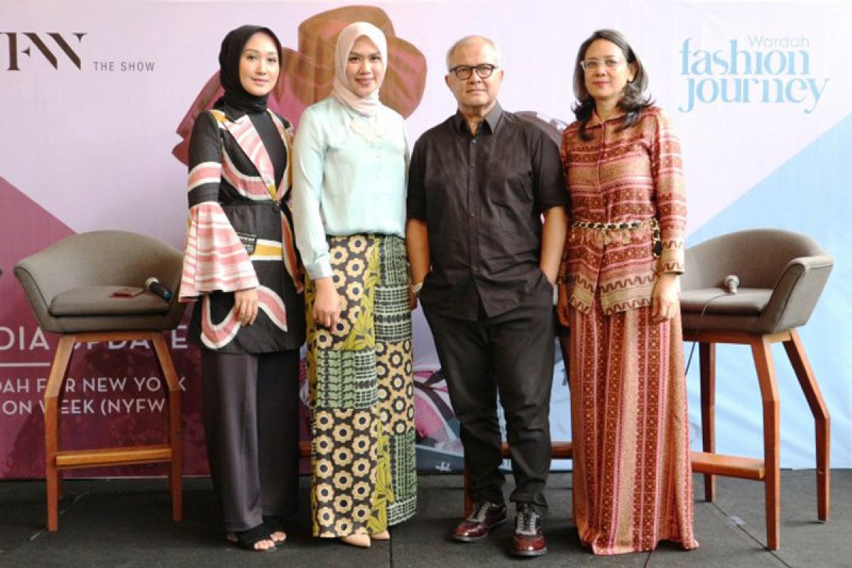 Itang Yunasz dan Dian Pelangi tampilkan koleksinya di New York Fashion Week