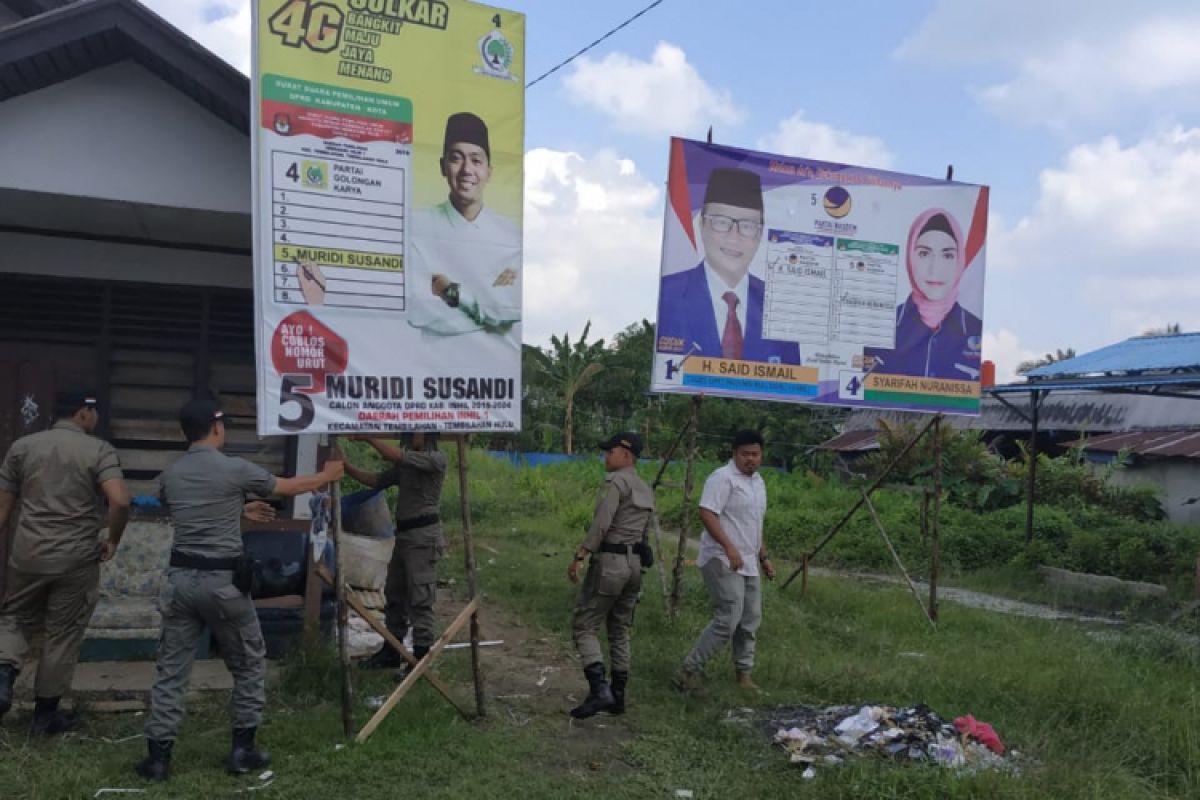 Bawaslu Inhil Tertibkan Belasan Atribut Kampanye Langgar Aturan