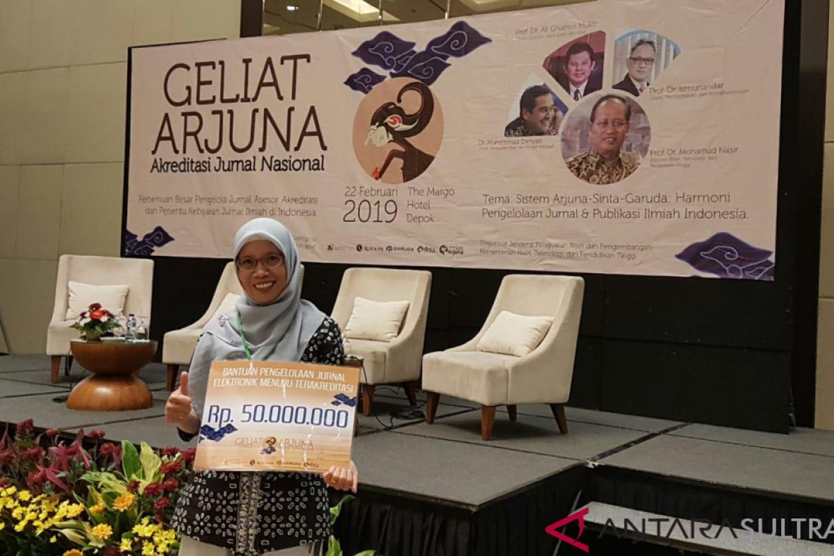 Menristekdikti serahkan bantuan pengelolaan Jurnal Al Izzah IAIN Kendari