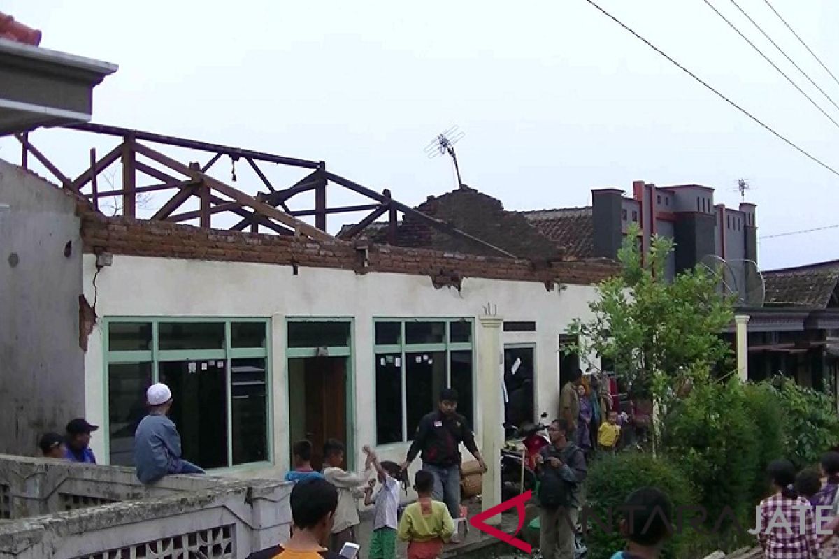 Puluhan rumah di Temanggung rusak diterjang angin ribut