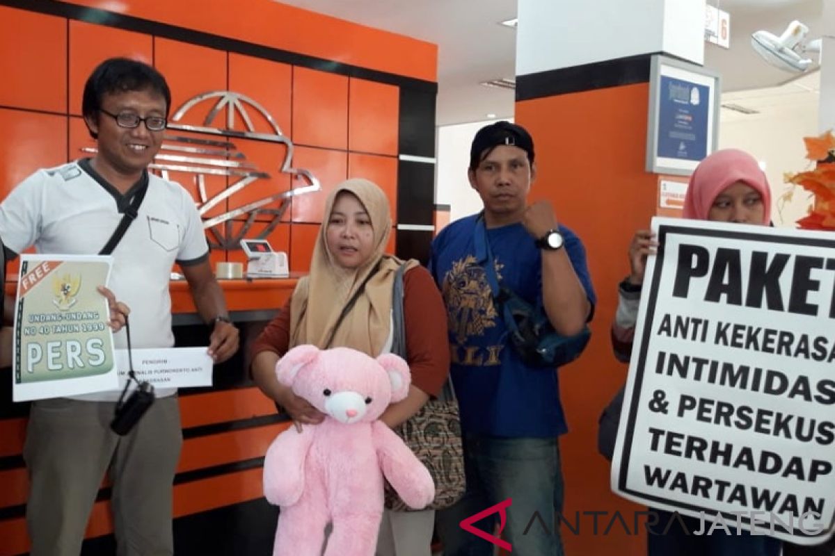 Jurnalis Purwokerto kirim boneka panda untuk FPI