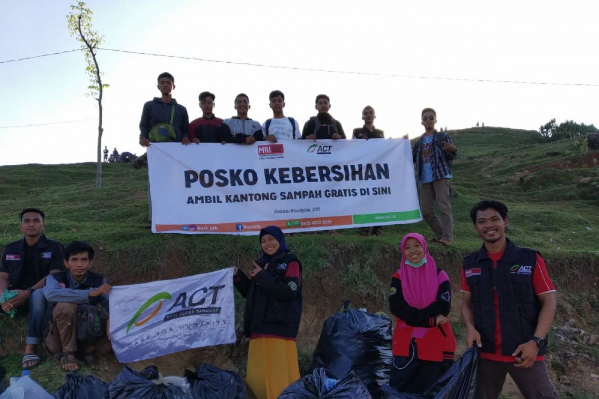 ACT-MRI bersihkan sampah di lokasi Festival "Bau Nyale"