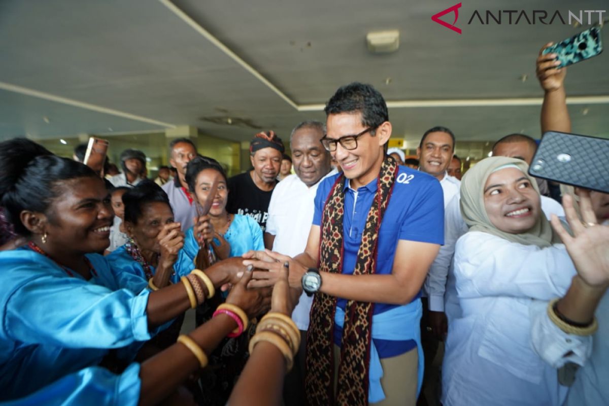 Sandiaga disambut tarian Soka Papak saat tiba di Maumere