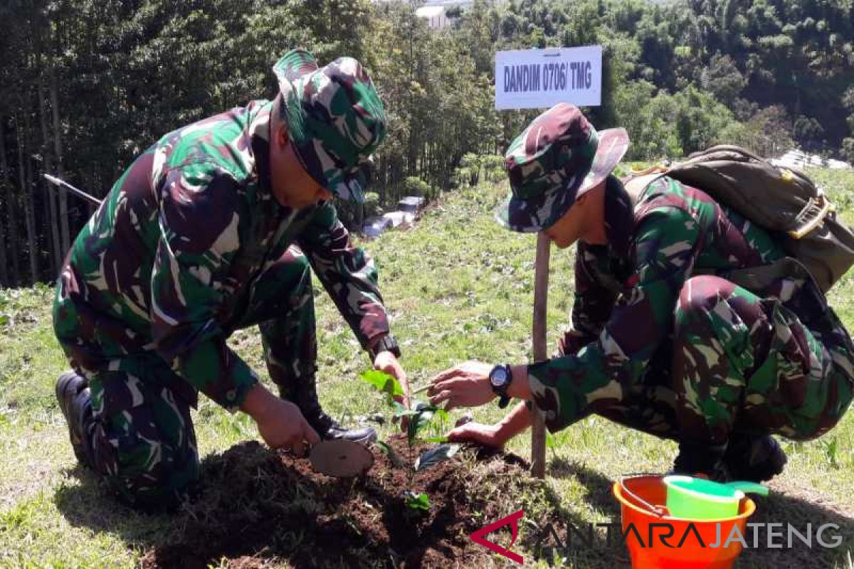 Tentara bangunkan akses ke wisata Posong