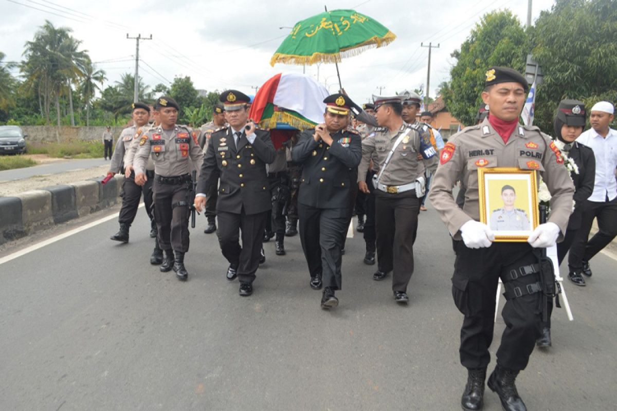 Jenazah Briptu Guntur dimakamkan dengan upacara kedinasan