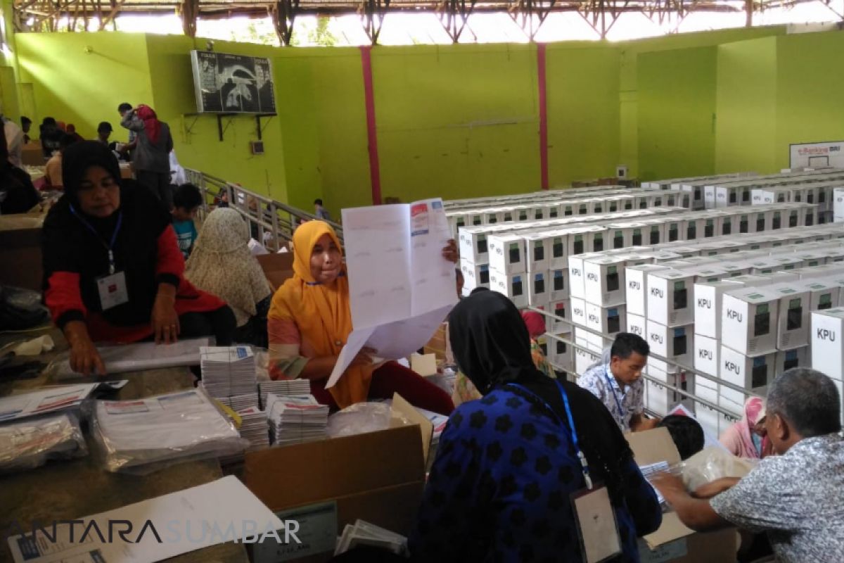 KPU Pasaman libatkan 70 warga lipat kerta suara pemilu 2019