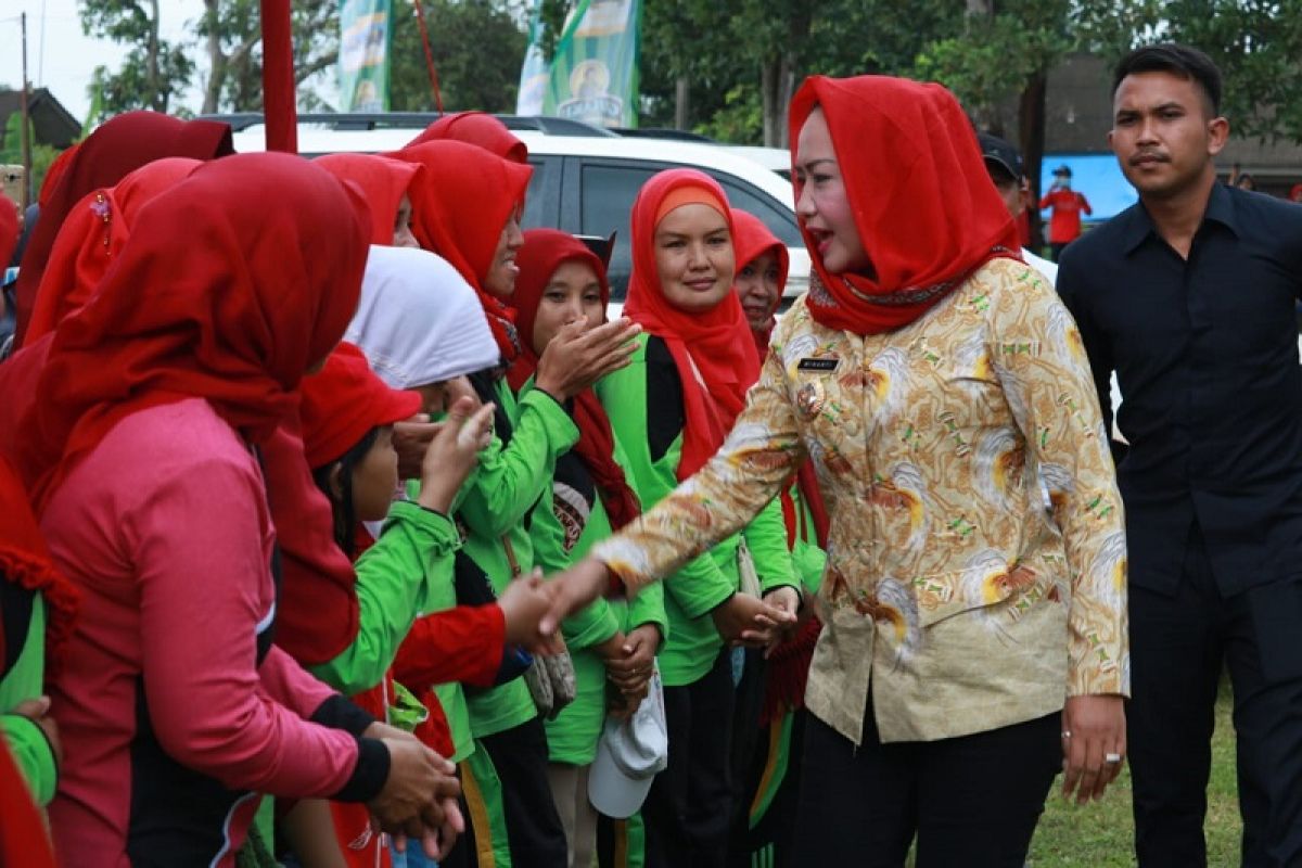 Bupati Tuba Janji Bangun Jaringan Listrik di Kampung Gunung Tapa Ilir