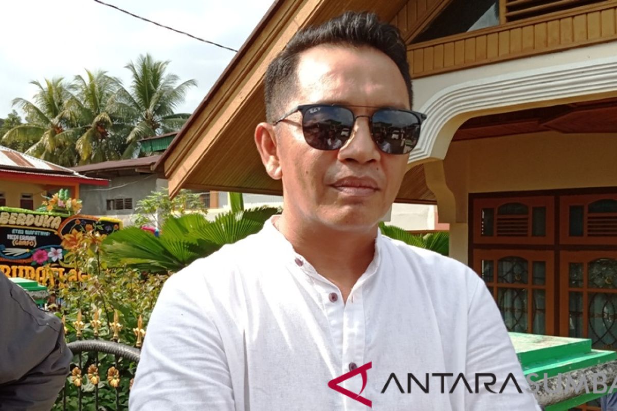 Rekan sesama artis Minang mengantarkan pemakaman Nedi Gampo