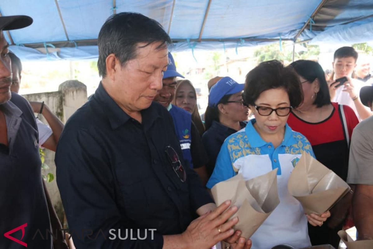 Wali Kota-Ketua TP PKK Manado bantu siapkan makanan korban bencana