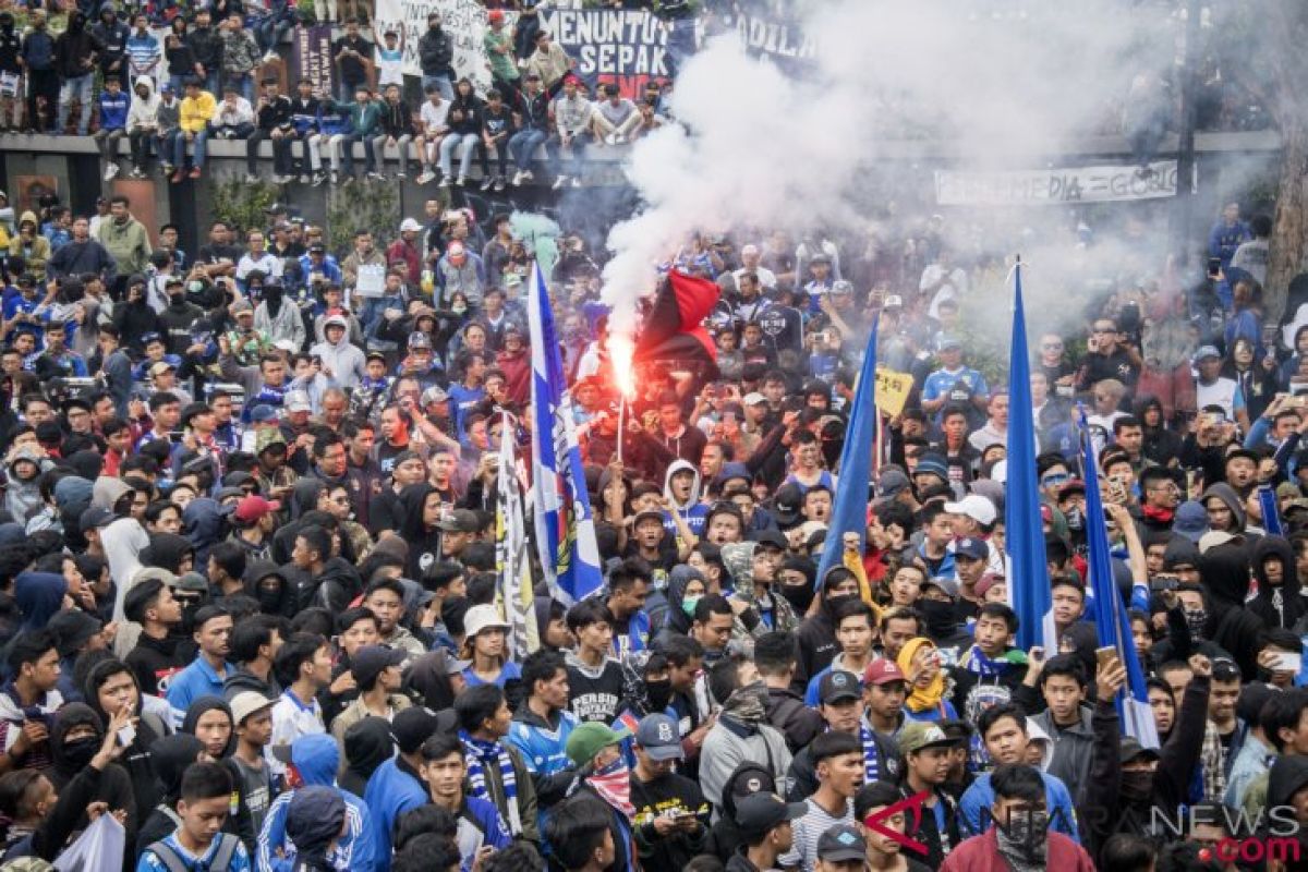 Laga Persib ditunda, ratusan Bobotoh lakukan aksi unjuk rasa