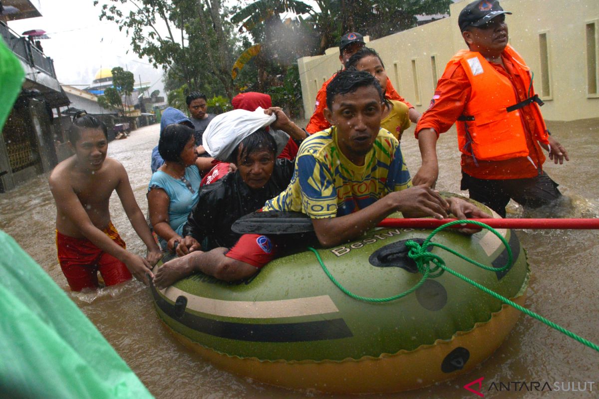 Basarnas-Polda Sulut evakuasi korban banjir Mahawu-Bailang dengan perahu karet