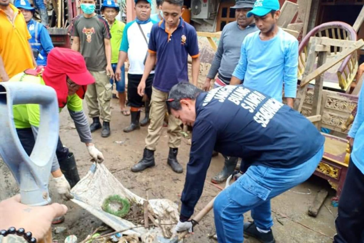 PNS Manado bersihkan 10 kelurahan