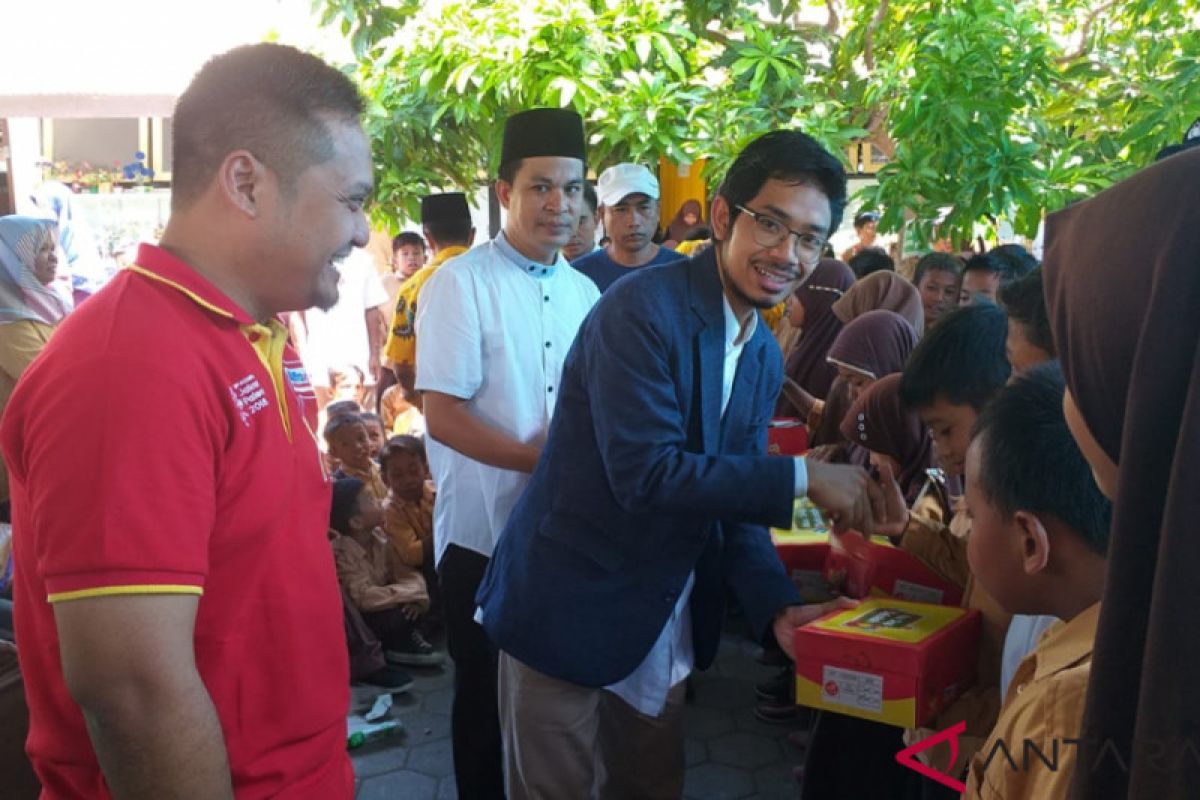 Alfamart-AA Foundation salurkan 200 sepatu sekolah