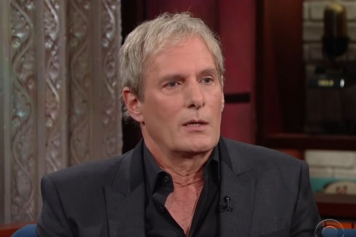 Penyanyi Michael Bolton ketiduran saat diwawancara