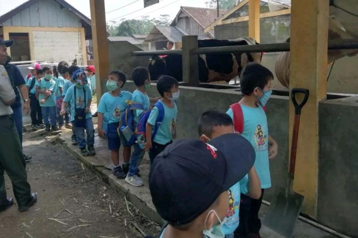 90 siswa TK Tunas Kasih bergembira ria belajar di Polbangtan YoMa