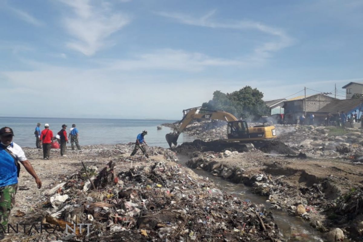 Warga kota bersihkan sampah di pesisir pantai Kupang