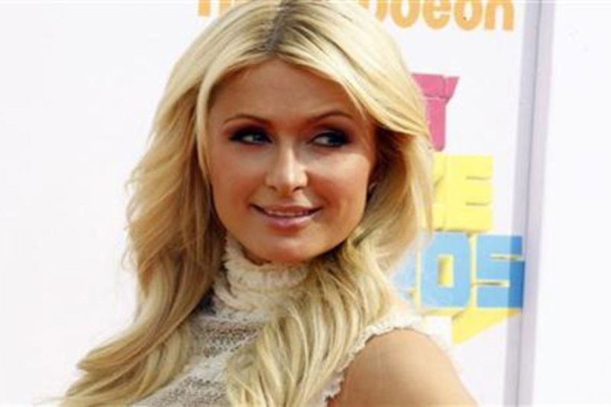 Paris Hilton ucapkan selamat kepada Syahrini