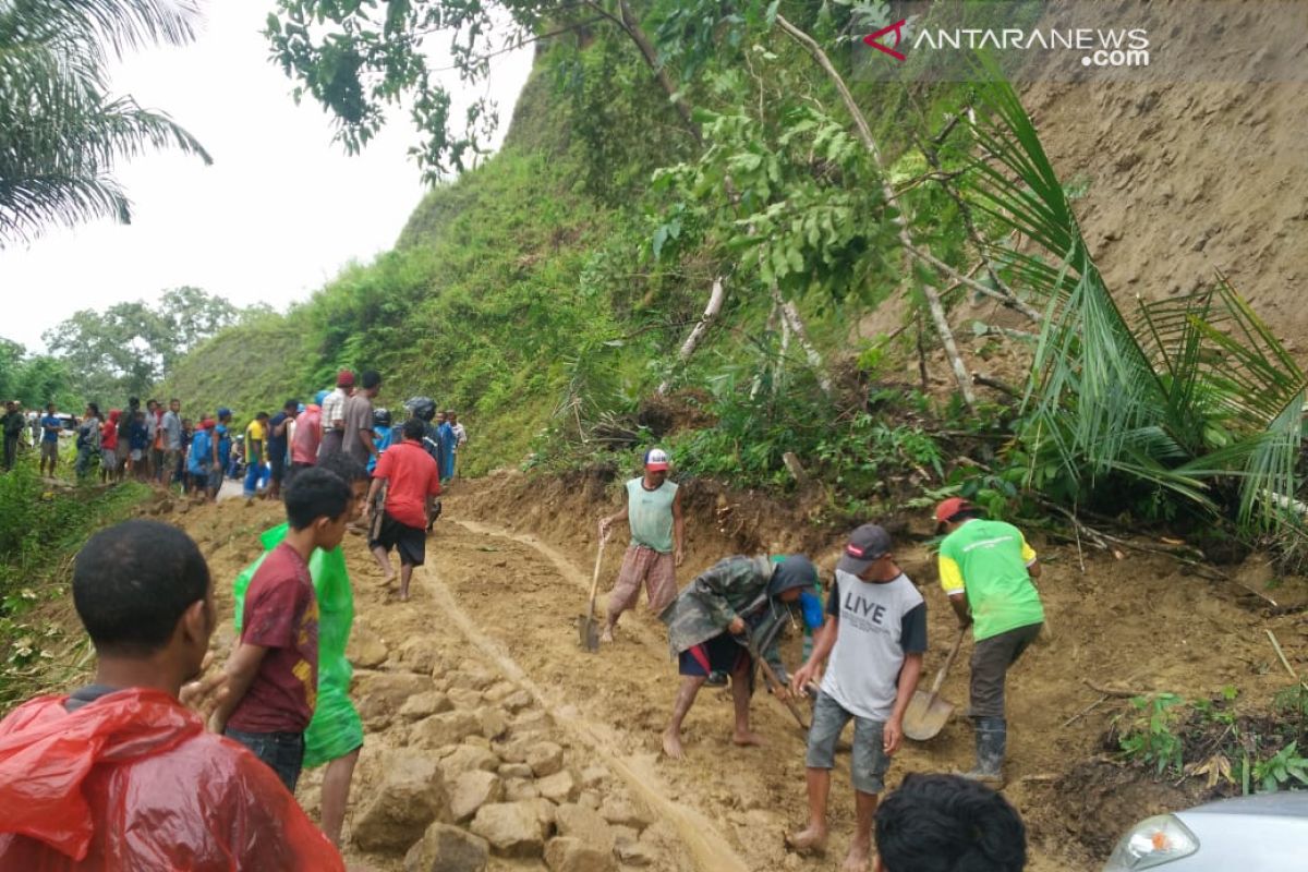 Ruas jalan Ruteng-Reo putus akibat tanah longsor