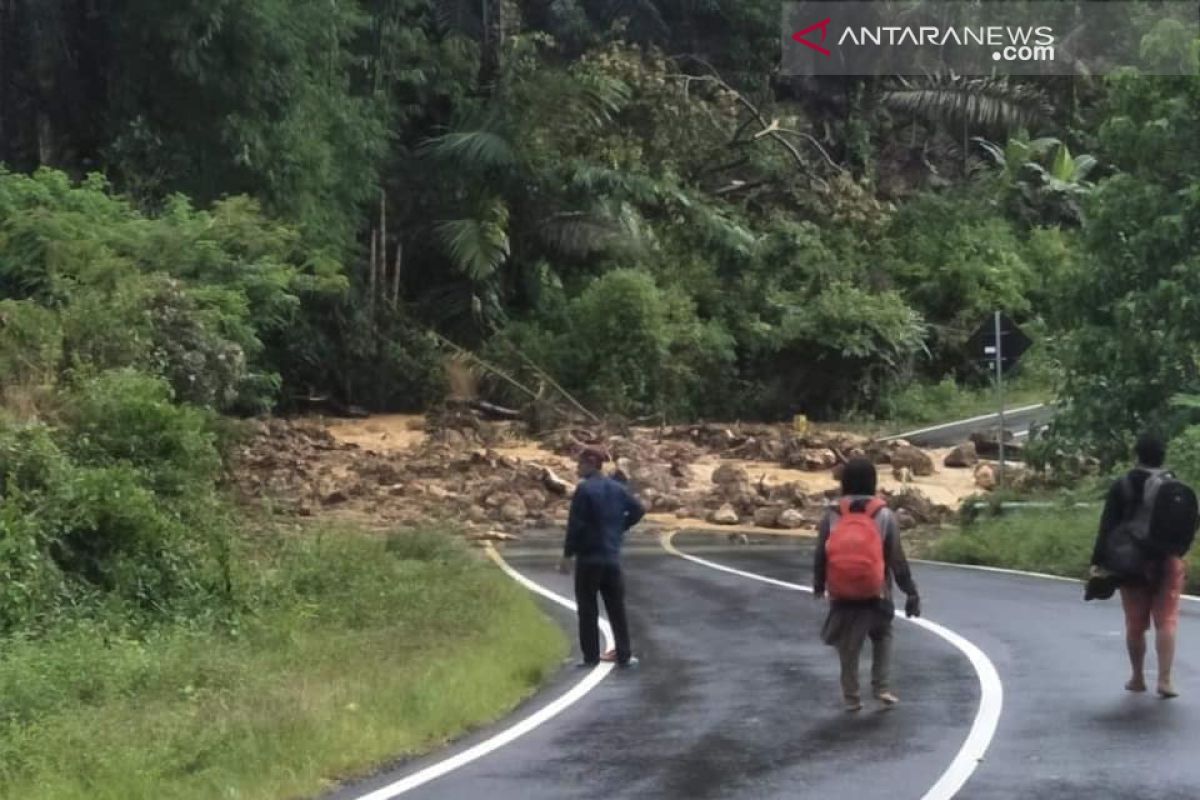 Ratusan penduduk tertimbun longsor di Flores Timur