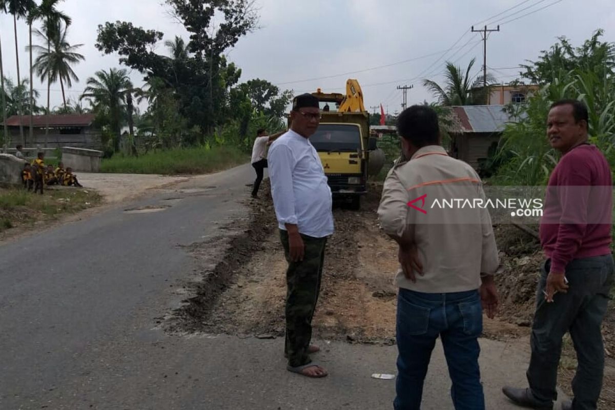 Bupati Rohil tinjau pengerjaan jalan Ujung Tanjung-Bagansiapiapi