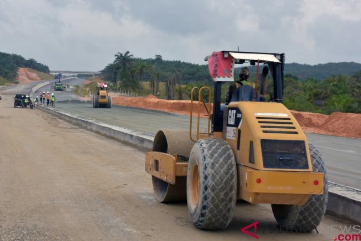 BPJS Ketenagakerjaan bagikan atribut safety pekerja tol Pekanbaru-Dumai